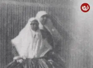 عکس| سفر زمان؛ زن‌های ناصرالدین شاه در حال قدم زدن در کنار حوض و فوّاره‌ها