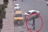 (ویدئو) پرت شدن وحشتناک راننده از خودرو

