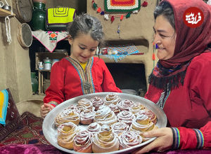 (ویدئو) غذای روستایی در ایران؛ پخت نان قرمز و زرد با سیب و لبو