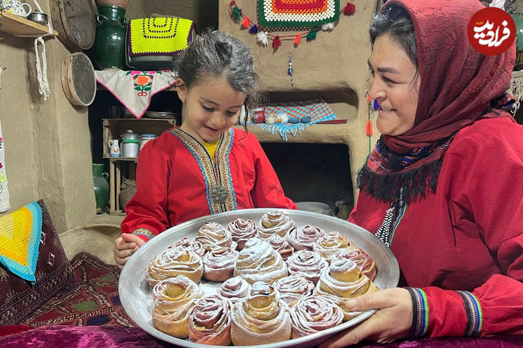 (ویدئو) غذای روستایی در ایران؛ پخت نان قرمز و زرد با سیب و لبو