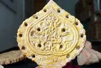 برگ‌های سفالی با روکش طلا پشت اژدهای سنگی پیدا شدند