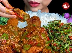 (ویدئو) غذا خوردن به سبک دختر مشهور تایلندی؛ 1 کیلو مرغ و بادمجان تند
