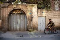 همه‌ی ایران دوست دارند ساعت‌ها پشت این در معطل بمانند
