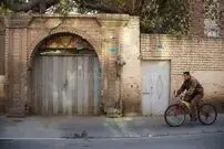همه‌ی ایران دوست دارند ساعت‌ها پشت این در معطل بمانند