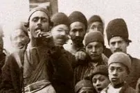 عکس| سفر به ایران قدیم؛ درویش آفریقایی و مرد شعبده‌باز در یکی از خیابان‌های تهران؛ 130 سال قبل