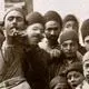 عکس| سفر به ایران قدیم؛ درویش آفریقایی و مرد شعبده‌باز در یکی از خیابان‌های تهران؛ 130 سال قبل