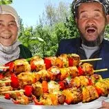 ببینید| غذای روستایی در افغانستان؛ پخت جوجه کباب توسط زوج مسن افغان در طبیعت