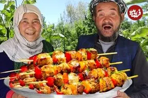 ببینید| غذای روستایی در افغانستان؛ پخت جوجه کباب توسط زوج مسن افغان در طبیعت