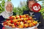 ببینید| غذای روستایی در افغانستان؛ پخت جوجه کباب توسط زوج مسن افغان در طبیعت