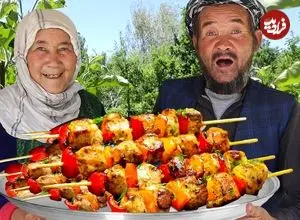 ببینید| غذای روستایی در افغانستان؛ پخت جوجه کباب توسط زوج مسن افغان در طبیعت