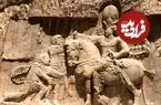 عکس| سفر به ایران قدیم؛ مردان قاجاری سوار بر اسب در کنار نقش‌برجستۀ شاپور ساسانی