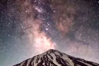 ببینید| تصویری خیره‌کننده از کهکشان راه شیری بر فراز قله دماوند
