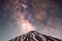 ببینید| تصویری خیره‌کننده از کهکشان راه شیری بر فراز قله دماوند
