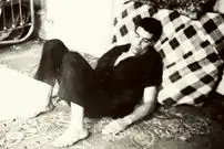 عکس| سفر زمان؛ «بهروز وثوقی» 36 ساله با حلقۀ گل بر گردن در دهلی هندوستان