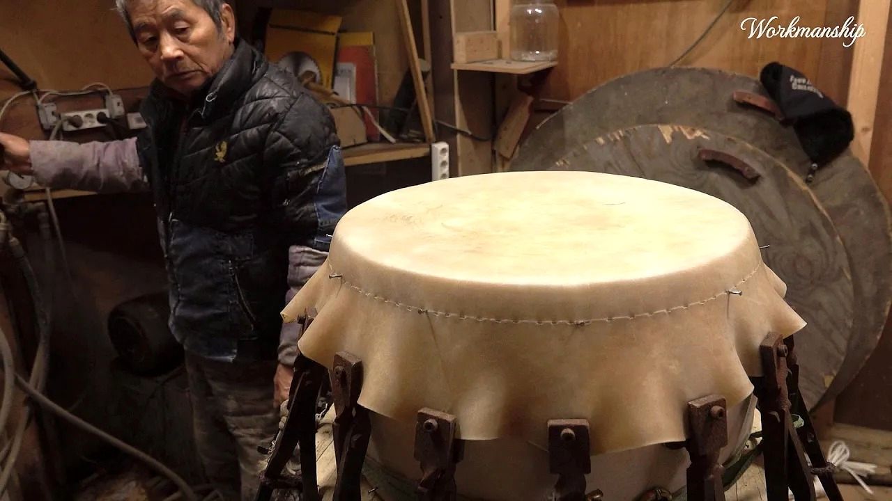 (ویدئو) ببینید ژاپنی ها در چه فرآیند سخت و طاقت فرسایی طبل اژدها تولید می کنند