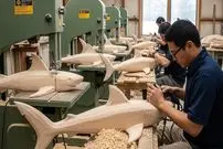 ببینید| مراحل دیدنی ساخت مجسمه های چوبی کوسه در کارگاهی در ویتنام