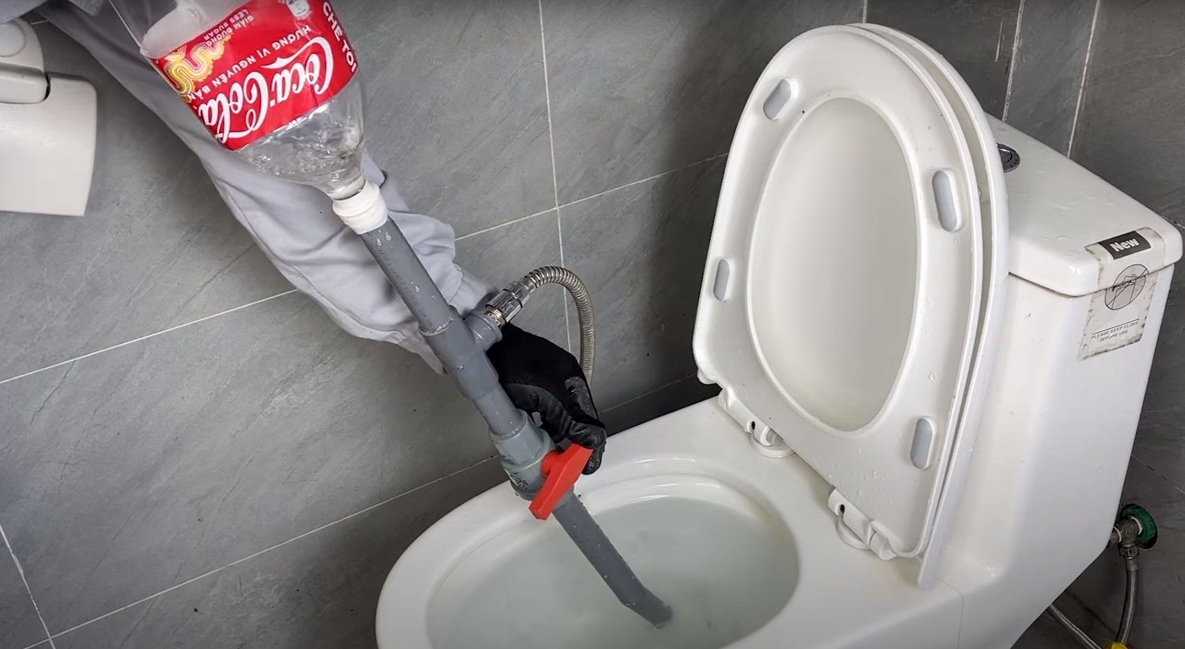 (ویدئو) نحوه ساخت یک ابزار ساده برای رفع گرفتگی توالت و نصب لوله توکار آب