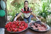 ببینید| غذای روستایی در چین؛ پخت یک غذای سنتی با ماهی و فلفل قرمز شیرین