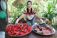 ببینید| غذای روستایی در چین؛ پخت یک غذای سنتی با ماهی و فلفل قرمز شیرین