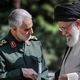 عکس؛ سفر به تاریخ؛ «سردار سلیمانی» در میان ویرانه‌های 2 هزارسالۀ «پالمیرا» در سوریه