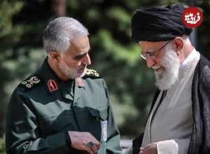 عکس؛ سفر به تاریخ؛ «سردار سلیمانی» در میان ویرانه‌های 2 هزارسالۀ «پالمیرا» در سوریه