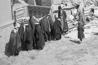 عکس| سفر زمان؛ بساط پارچه‌فروش‌ها در محوطۀ مسجد سپهسالار در دوران قاجار