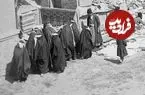 عکس| سفر زمان؛ بساط پارچه‌فروش‌ها در محوطۀ مسجد سپهسالار در دوران قاجار