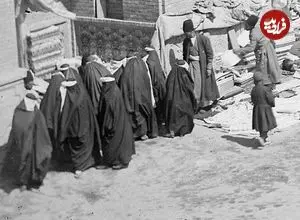 عکس| سفر زمان؛ بساط پارچه‌فروش‌ها در محوطۀ مسجد سپهسالار در دوران قاجار