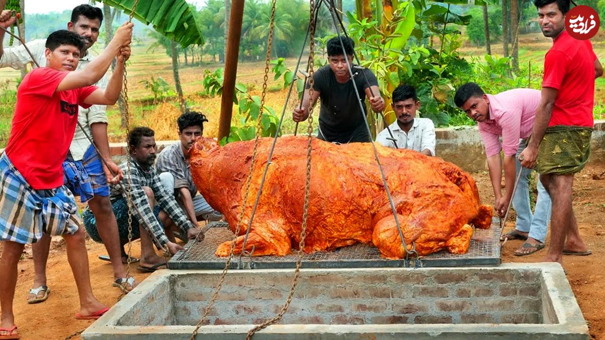 (ویدئو) این 8 جوان هندی یک گاومیش 300 کیلوگرمی را 6 ساعته کباب کردند!