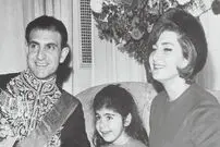 عکس؛ سفر در زمان؛ «شهناز پهلوی در کنار پدر و نامادری اش»؛ سال 1331