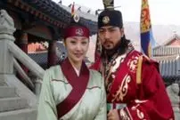 عکس| سفر به تاریخ؛ عکس یادگاری «هیوبو» با «محافظ سوسانو» در پشت‌صحنه سریال «جومونگ»