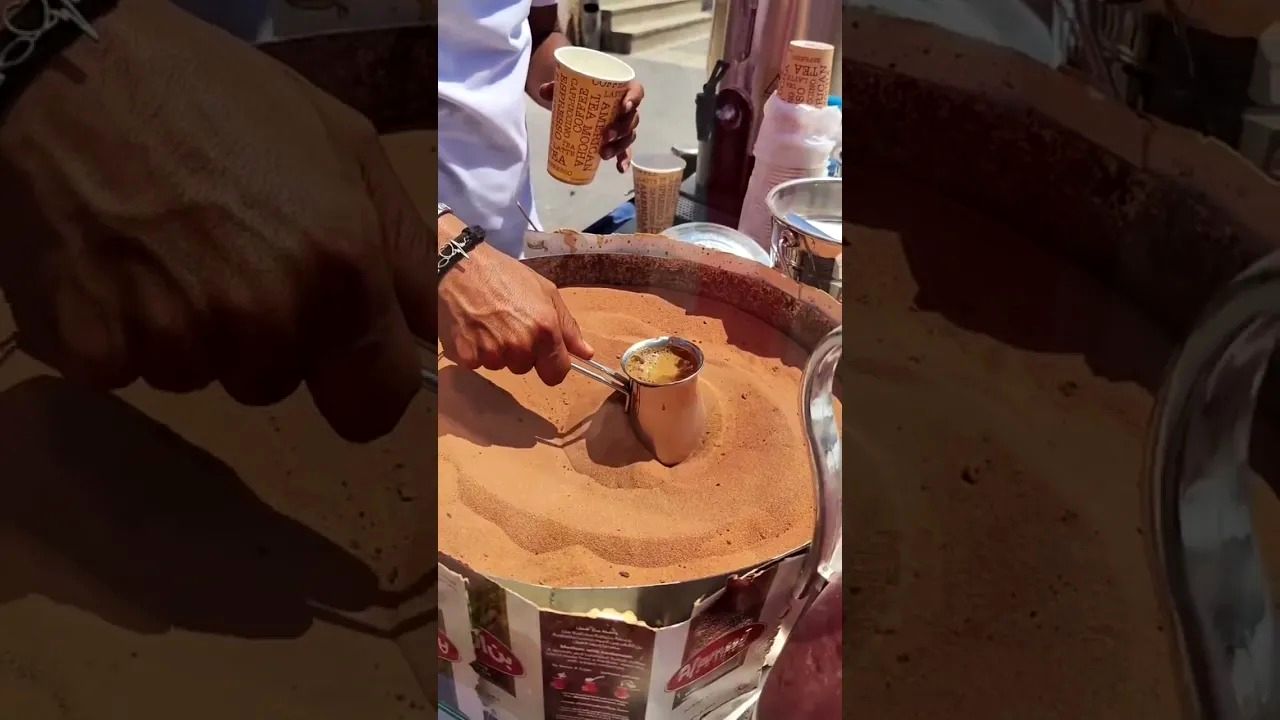 (ویدئو) فرایند تماشایی تهیه قهوه ترک روی شن داغ در خیابان های ترکیه