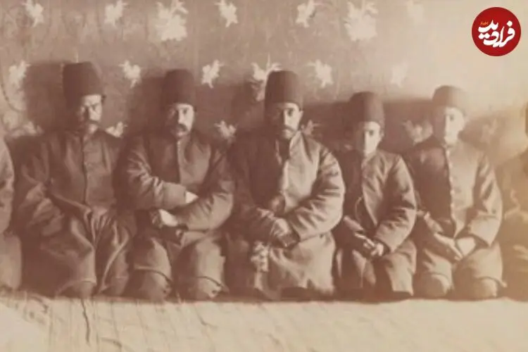 عکس| سفر زمان؛ درباریان ناصرالدین شاه در فصل زمستان در کنار شومینه؛ 135 سال قبل