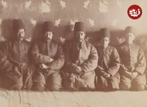 عکس| سفر زمان؛ درباریان ناصرالدین شاه در فصل زمستان در کنار شومینه؛ 135 سال قبل