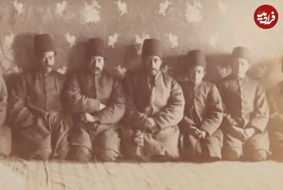 عکس| سفر زمان؛ درباریان ناصرالدین شاه در فصل زمستان در کنار شومینه؛ 135 سال قبل
