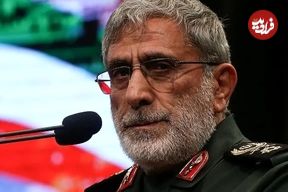 عکس؛ سفر در زمان؛ «سردار قاآنی» در اتاق بررسی نقشه عملیات جنگ؛ دهه 60