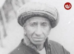 عکس| سفر زمان؛ عکس‌های یادگاری یکی از خواجه‌ها در حیاط کاخ گلستان