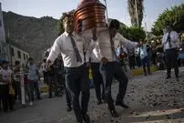 (ویدئو) رقص زیر تابوت؛ اینجا خبری از گریه و زاری برای مردگان نیست!