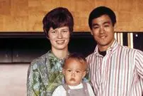 عکس| سفر در زمان؛ «لیندا همسر بروسلی» در 35 سالگی و در لندن؛ سال 1353