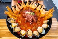 ببینید؛ غذای خیابانی در کره؛ تهیه نودل با اختاپوس و یک خوراک با خرچنگ در گوانگجو