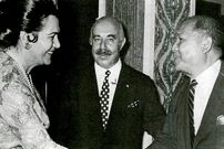 عکس؛ سفر به تاریخ؛ «هژبر یزدانی، ابرسرمایه‌دار دوره پهلوی» در حال دستبوسی «عروس رضاخان»