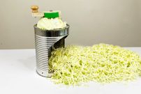 ببینید؛ مراحل درست کردن یک دستگاه خلاقانه برای خردکن کلم با قوطی فلزی
