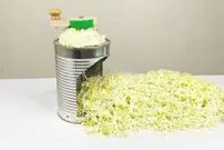 ببینید؛ مراحل درست کردن یک دستگاه خلاقانه برای خردکن کلم با قوطی فلزی