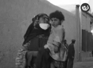 عکس| سفر زمان؛ زن ارمنی و کودک خردسالش در یکی از کوچه‌های جلفا؛ سال 1314