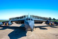 تعداد خدمه بمب‌افکن B-52 چند نفر است؟