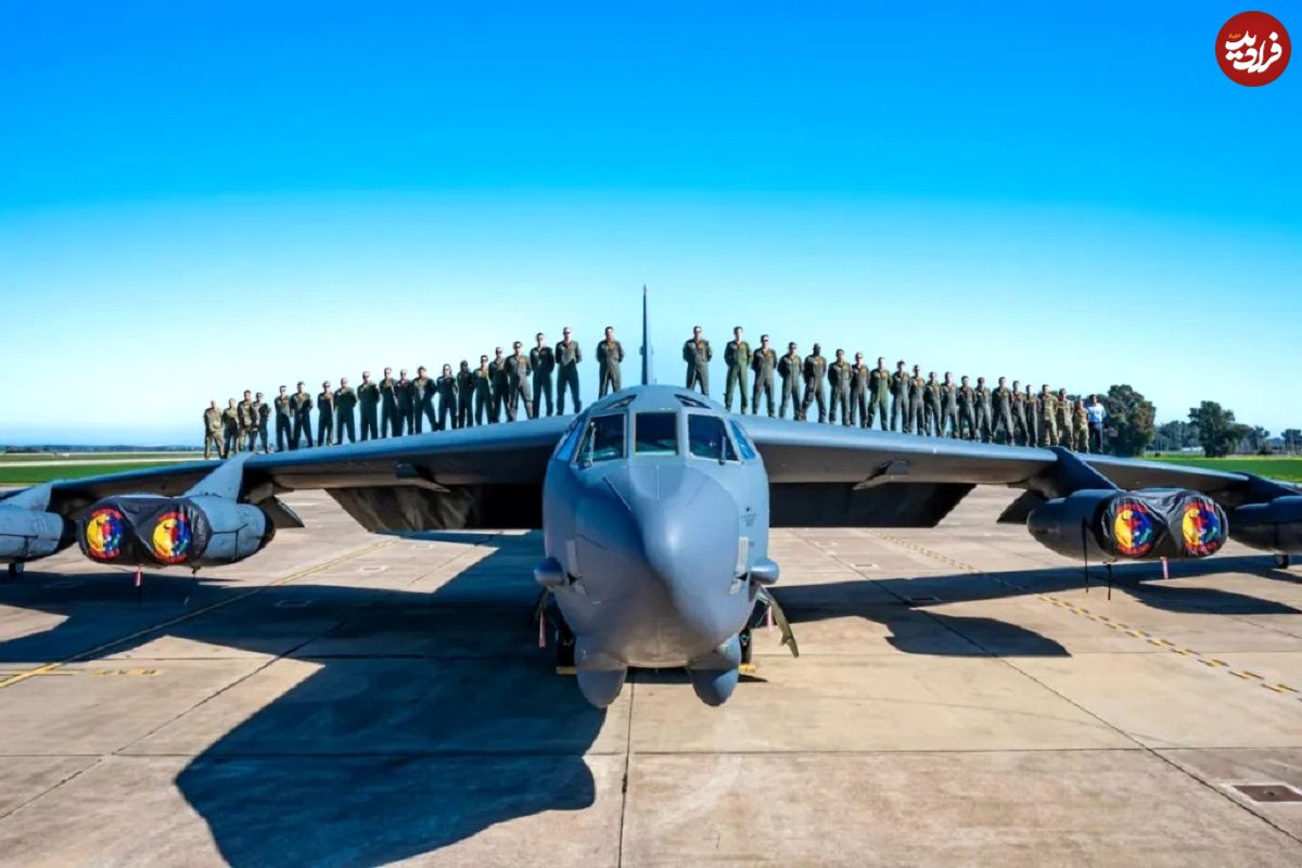 تعداد خدمه بمبافکن B-52 چند نفر است؟
