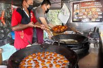 ببینید| غذای خیابانی در مالزی؛ تهیه یک میان وعده محبوب با موز در پنانگ