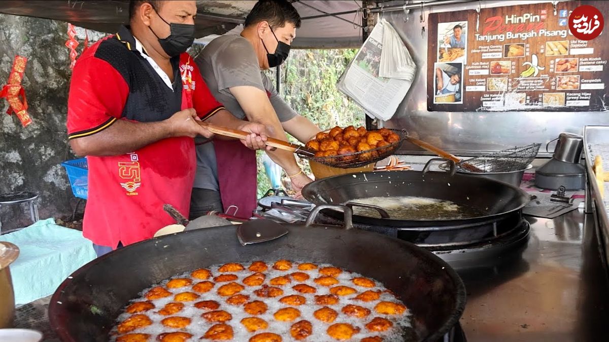 ببینید| غذای خیابانی در مالزی؛ تهیه یک میان وعده محبوب با موز در پنانگ
