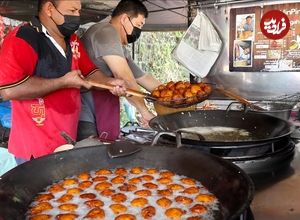 ببینید| غذای خیابانی در مالزی؛ تهیه یک میان وعده محبوب با موز در پنانگ