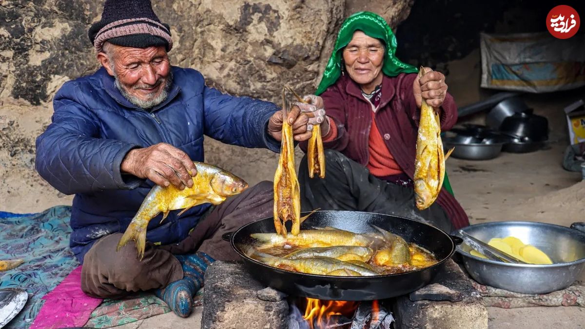 (ویدئو) روش دیدنی یک زوج غارنشین افغان در پخت یک غذای محلی با ماهی